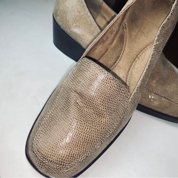 Aerosoles like-new loafer womens Size 9 slip on - Picture 1 of 4
